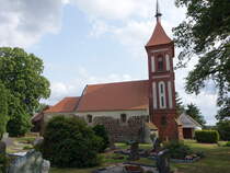 Gruhno, evangelische Kirche, erbaut im 13. Jahrhundert, Saalbau aus Raseneisenstein, neugotischer Kirchturm erbaut 1885  (09.06.2025)