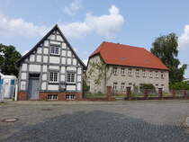 Kirchhain, Fachwerkhaus und Pfarrhaus in der Kirchstrae (09.06.2025)