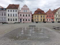 Luckau, Brunnen und Huser am Marktplatz (09.06.2025)