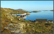 Blick auf das Dorf Castlebay auf Barra: Die Fhre aus Oban bernachtet am Anleger. Davor ist Kisimul Castle, Namensgeber und Wahrzeichen des Ortes, erkennbar. (08.05.2025)