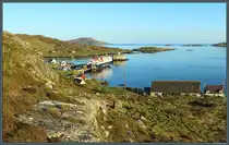 Blick auf das Dorf Castlebay auf Barra: Die F�hre aus Oban �bernachtet am Anleger. Davor ist Kisimul Castle, Namensgeber und Wahrzeichen des Ortes, erkennbar. (08.05.2025)