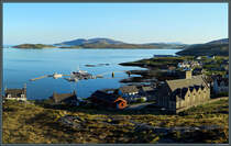 Blick ber Castlebay mit der Marina und der leerstehenden Castlebay Church of Scotland. Im Hintergrund ist die Nachbarinsel Vatersay zu sehen. (Castlebay, 08.05.2025)