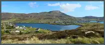 Blick von Westen auf Castlebay mit der Burg Kisimul Castle ganz rechts und dem Heaval, dem h�chsten Berg der Insel Barra, im Hintergrund. (09.05.2025)