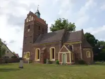 Sch�nborn, evangelische Kirche, erbaut im 13. Jahrhundert, romanischer Saalbau mit Chor aus Backstein (09.06.2025)