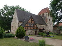 Stbritz, evangelische Kirche, erbaut im 14. Jahrhundert, Westturm erbaut 1450 (09.06.2025)