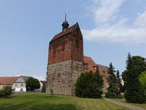Trebbus, evangelische Kirche, erbaut im 13. Jahrhundert, Feldsteinkirche mit Westturm (09.06.2025)