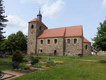 Waltersdorf, evangelische Kirche, sptromanische Saalkirche, erbaut im 13. Jahrhundert (09.06.2025)