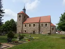 Waltersdorf, evangelische Kirche, sp�tromanische Saalkirche, erbaut im 13. Jahrhundert (09.06.2025)