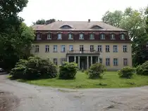 Waltersdorf, Gutsanlage mit Herrenhaus, erbaut 1790, zweigeschossiger Bau mit elf Achsen und einem Mansardwalmdach (09.06.2025)