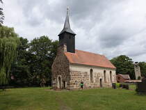 Zllmersdorf, evangelische Kirche, erbaut aus Feldsteinen um 1300 (09.06.2025)