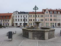 Radeburg, Huser und Brunnen am Marktplatz (10.06.2025)
