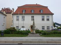 Radeburg, Postmeilensule von 1728 und Gebude des Bauamts in der Heinrich Zille Strae (10.06.2025)