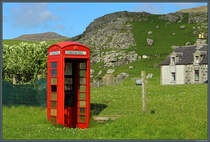 Eine verlassene Telefonzelle steht in der kleinen Siedlung Tangasdal im Westen von Barra. (09.05.2025)