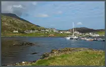 Castlebay ist der Hauptort von Barra. Rund um die 1888 errichtete Kirche gruppieren sich Hotels, L�den und der F�hranleger. Im Vordergrund ist die Marina zu sehen. (10.05.2025)