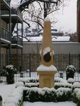 ERFURT, Durchblick alte S�ule in einem Hof auf dem Anger, Winter 2003