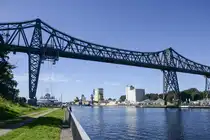 Die Rendsburger Hochbr�cke ist eine zwischen 1911 und 1913 erbaute Stahlkonstruktion in Rendsburg (Schleswig-Holstein). Sie �berspannt den Nord-Ostsee-Kanal und dient als Eisenbahnbr�cke. Aufnahme: 17. August 2025.