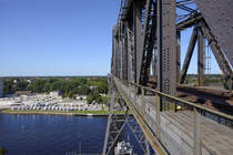Der Wohnmobilhafen an der Nord-Ostsee-Kanal von der Eisenbahn-Hochbrcke bei Rendsburg aus gesehen. Aufnahme: 17. August 2025.