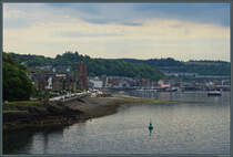 Blick vom Schiff auf die Stadt Oban an der Westkste Schottlands. An der Corran Esplanade befinden sich zahlreiche kleinere Hotels und die St. Columba's Cathedral. Im Hintergrund ist das Stadtzentrum zu sehen. (11.05.2025)