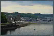Blick vom Schiff auf die Stadt Oban an der Westk�ste Schottlands. An der Corran Esplanade befinden sich zahlreiche kleinere Hotels und die St. Columba's Cathedral. Im Hintergrund ist das Stadtzentrum zu sehen. (11.05.2025)