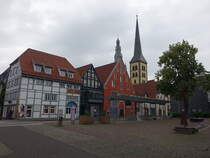 Lemgo, Huser und St. Nicolai Kirche am Waisenhausplatz (15.06.2025)
