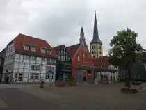 Lemgo, H�user und St. Nicolai Kirche am Waisenhausplatz (15.06.2025)