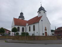 Stukenbrock, Pfarrkirche St. Johannes Baptist, erbaut 1614, Westturm erbaut 1820 (15.06.2025)