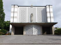 Bad Lippspringe, Pfarrkirche St. Marien, erbaut von 1963 bis 1964 nach Entwrfen des Architekten Johannes Reuter sen. (16.06.2025)