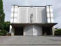 Bad Lippspringe, Pfarrkirche St. Marien, erbaut von 1963 bis 1964 nach Entw�rfen des Architekten Johannes Reuter sen. (16.06.2025)