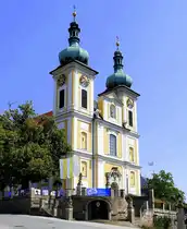 Donaueschingen, die Doppelturmfassade der katholischen St.Johann Kirche, erbaut 1724, Aug.2025