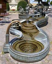 Donaueschingen, der Musikantenbrunnen vor dem Rathaus, vom Bildhauer B.Stirnberg, 1989 aufgestellt, Aug.2025