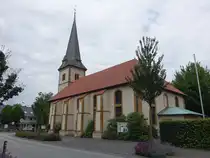 Brockhagen, evangelische St. Georg Kirche, verputzter Saalbau erbaut von 1752 bis 1754 (16.06.2025)
