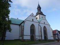 Horn-Bad Meinberg, evangelische Stadtkirche St. Johannes, zweijochige dreischiffige Hallenkirche mit Westturm, erbaut im 15. Jahrhundert (16.06.2025)