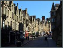 Die Cockburn Street fhrt vom Bahnhof Edinburgh Waverley zur Altstadt. Zahlreiche Geschfte reihen sich in den viktorianischen Husern aneinander. (15.05.2025)