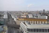 Blick vom Motel One in Berlin auf die Kantstrae am 14.03.25. Das Tonnenfrmige Bauwerk in der Mitte des Bildes ist das Ludwig-Erhard-Haus im Berliner Ortsteil Charlottenburg.