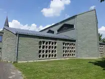 Bad Westernkotten, moderne St. Johannes Kirche, erbaut von 1974 bis 1975 (18.06.2025)