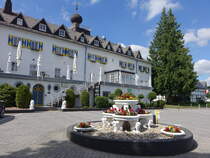Gevelinghausen, Brunnen und Wirtschaftshof am Schloplatz, heute Hotel (19.06.2025)