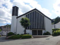 Heringhausen, Pfarrkirche St. Nikolaus, erbaut von 1965 bis 1966 nach Entwrfen des Architekten Heinrich Stiegemann (19.06.2025)