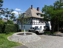 Hirschberg, Brunnen und Fachwerkhaus in der Schlostrae (19.06.2025)