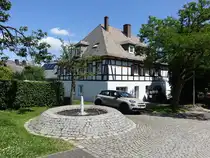 Hirschberg, Brunnen und Fachwerkhaus in der Schlo�stra�e (19.06.2025)