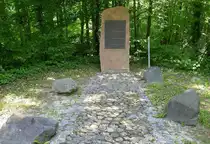 Wyhl, au�erhalb des Ortes am Altrhein steht die 1993 aufgestellte Gedenktafel, sie erinnert an die Auswanderung von 42 Personen 1842 aus dem Ort, in den tropischen Regenwald von Venezuela, dort gr�ndeten sie die deutsche Kolonie  Colonia Tovar , die bis heute besteht, Juni 2025