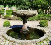 Ungersheim im Elsa�, historischer Sandsteinbrunnen im Freilichtmuseum, Mai 2025