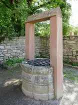 Ungersheim im Elsa�, Nachbau eines historischen Ziehbrunnens im Freilichtmuseum, Mai 2025