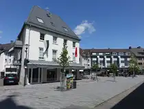 Meschede, Geb�ude am Kaiser Otto Platz (19.06.2025)