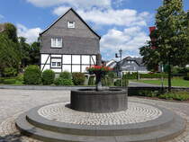 Ostwig, Brunnen und Fachwerkhaus an der Wilhelmshhe Strae (19.06.2025)