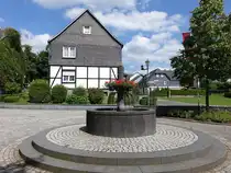 Ostwig, Brunnen und Fachwerkhaus an der Wilhelmsh�he Stra�e (19.06.2025)