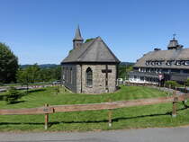 Altastenberg, Pfarrkirche St. Erasmus, kleine Saalkirche mit drei Fensterachsen, erbaut von 1823 bis 1826 aus Bruchsteinen (20.06.2025)