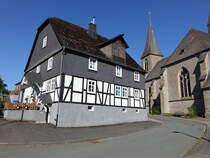 Assinghausen, Fachwerkhaus und Pfarrkirche St. Katharina am Brunnenweg (20.06.2025)
