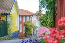 Bunte Holzh�user in Skolgatan in V�stervik (Sm�land, Schweden). Aufnahme: 20. August 2025.