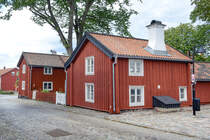 Huser, die in Falunrot gestrichen sind, in der stra Kyrkogatan in Vstervik (Smland, Schweden). Aufnahme: 20. August 2025.