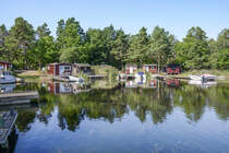 Ferienhuser bei den Bootsstegen sdlich von Kristinaberg (Smland/Schweden). Aufnahme: 19. August 2025.